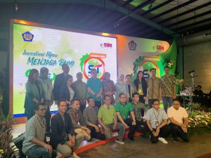 Product Manager Investree, Kudrat Mulyana, bersama Direktur DJPPR, Luky Alfirman, dan teman-teman Midis Penjualan di acara Pembukaan Masa Penawaran Green Sukuk Tabungan Seri ST006.